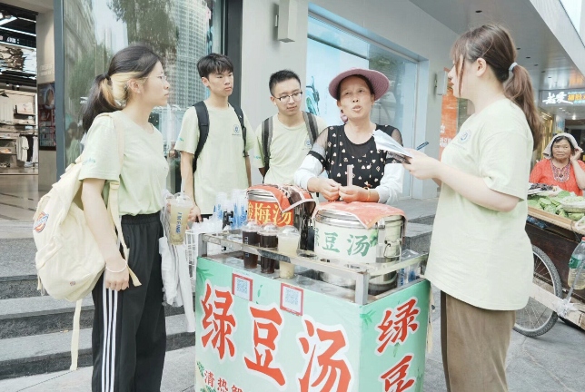 實(shí)踐團(tuán)與商販進(jìn)行訪問調(diào)查(付欣然攝)