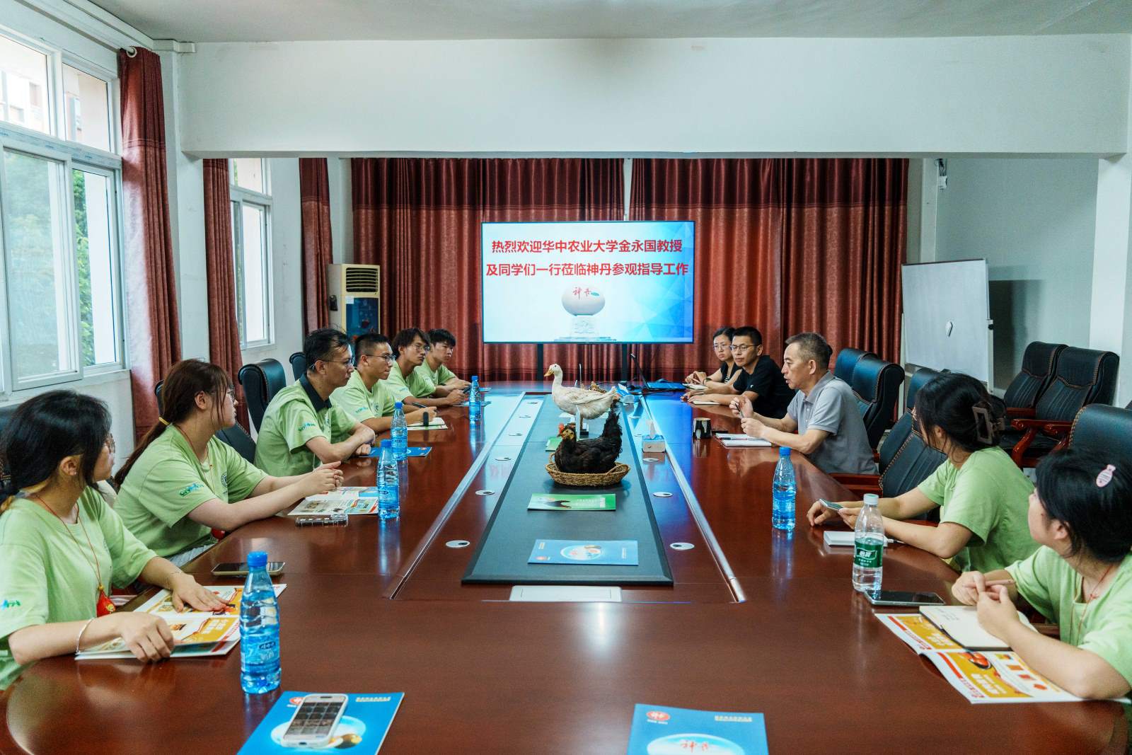 實踐團與湖北神丹副總李清逸及金永國教授在會議室討論
