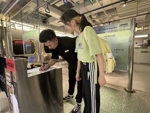 實(shí)踐團(tuán)與餐飲服務(wù)者進(jìn)行問卷調(diào)查(付欣然攝)