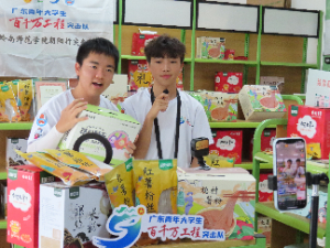 圖片包含 男孩, 小孩, 年輕, 玩具AI 生成的內容可能不正確。