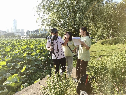 實(shí)踐團(tuán)進(jìn)行訪問調(diào)查(吳卓閱攝)