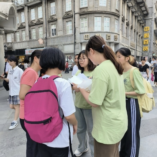 實(shí)踐團(tuán)在江漢路進(jìn)行民意調(diào)查(何石艷攝)