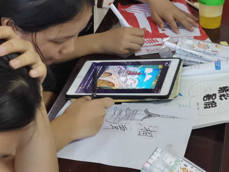 圖為小朋友們現場作畫