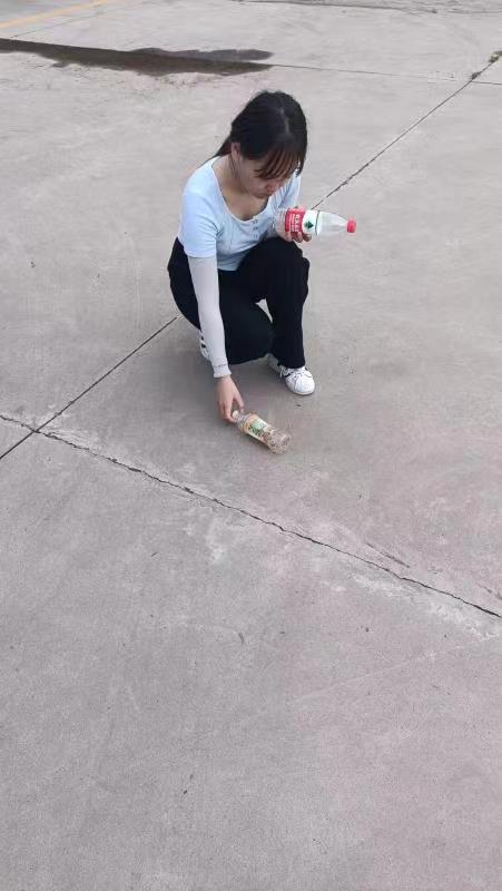 (圖為王辛月同學在進行社區環境清潔工作)