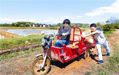 江西大學生村官在贛鄱大地上播撒希望