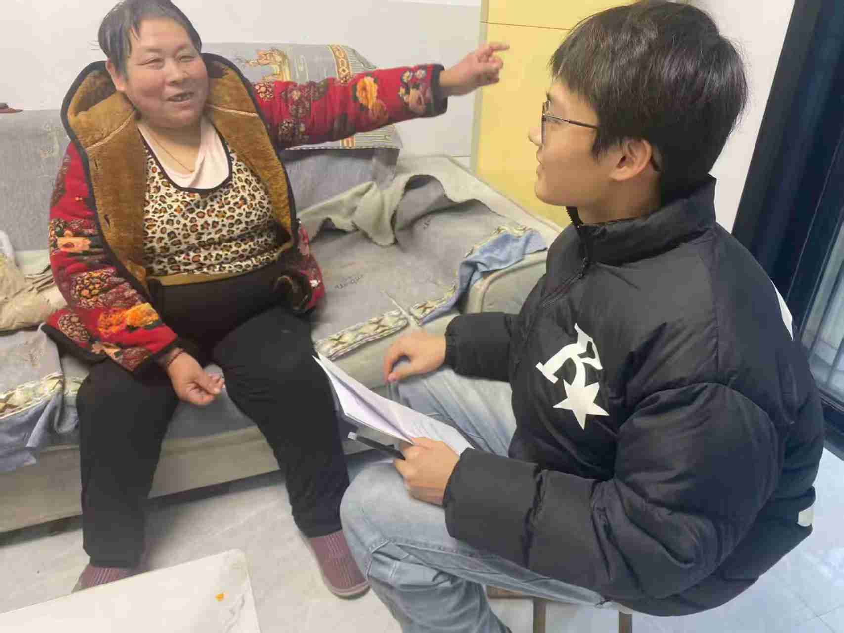 青春腳步丈量銀發心聲--大學生團隊深入社區,為空巢老人點亮溫暖之光