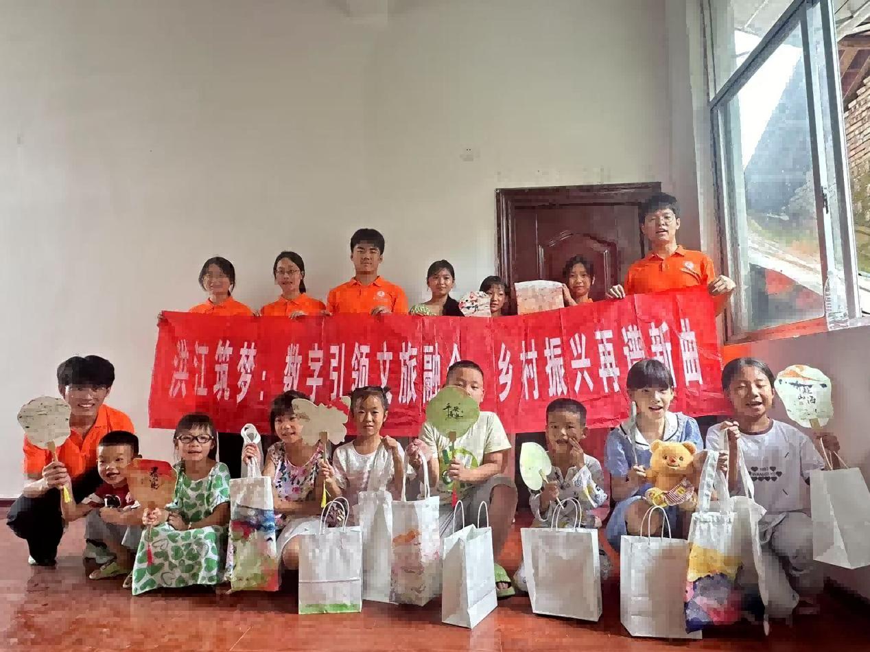 漆扇繪清涼,安全記心間 ——湖南工商大學“三下鄉”實踐團 7·18 響溪村非遺體驗暨