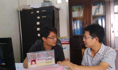 福建大學生村官袁輝亮