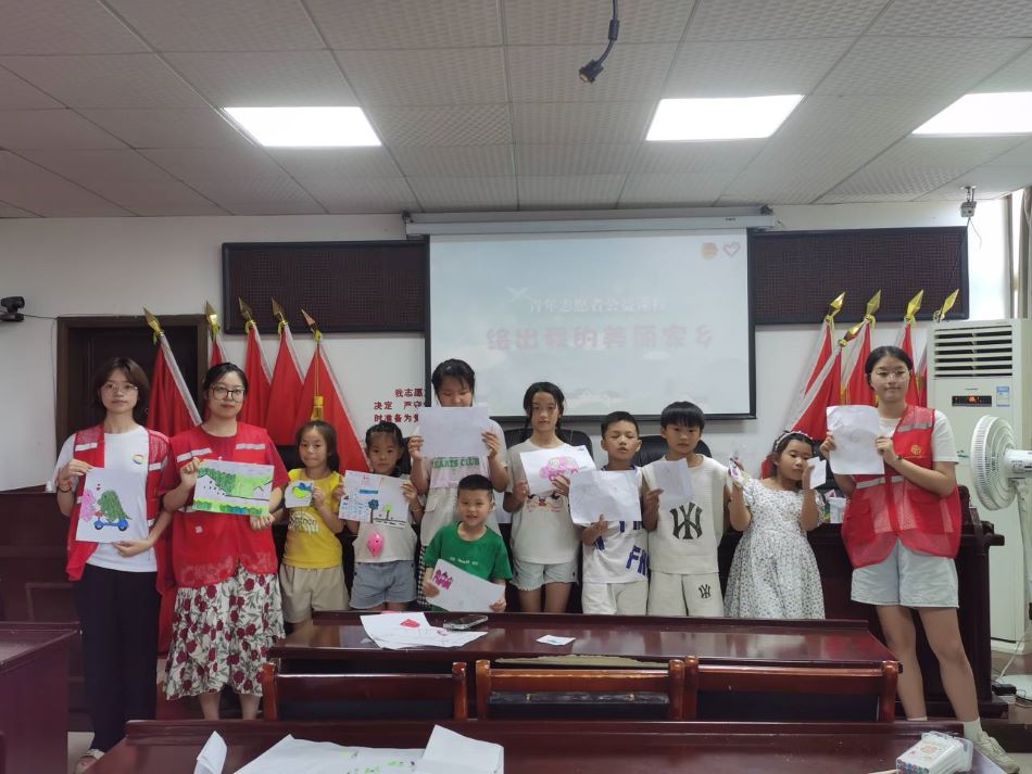 圖為小朋友們展示畫作