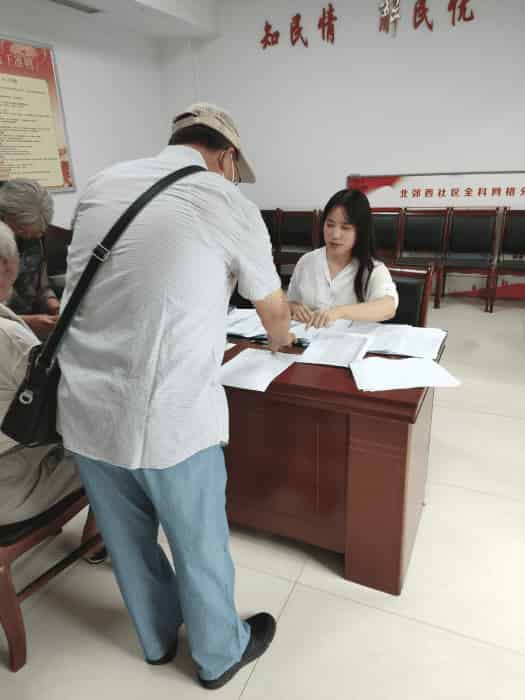 (圖為康錦琦同學在為前來辦理優待證的退役軍人登記)