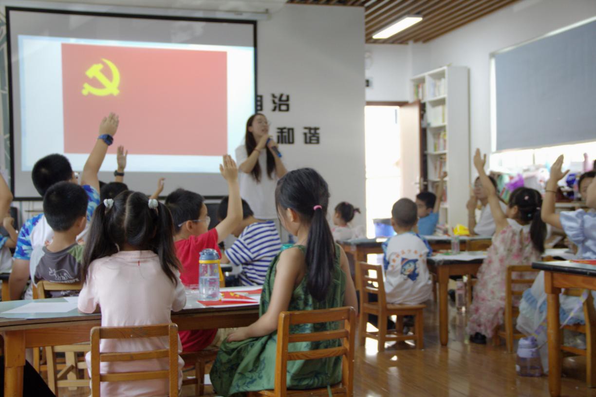 薪火相傳映初心 青春志愿伴童行——成理學(xué)子赴安康社區(qū)開展紅色教育